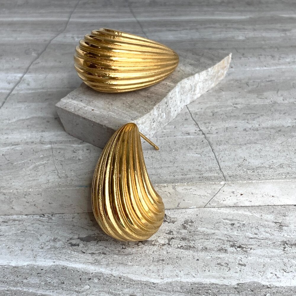 NEW ~ Anthropologie Amber Sceats Ribbed Hoop Gold Earrings - Picture 6 of 13